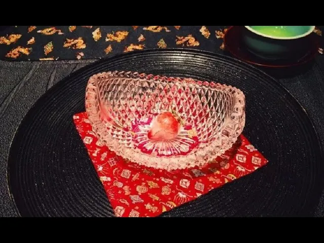日本天价草莓,一颗卖到800元,土豪购买后切开一看值了!